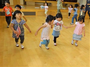 g年少　ホールで遊ぶ (11)
